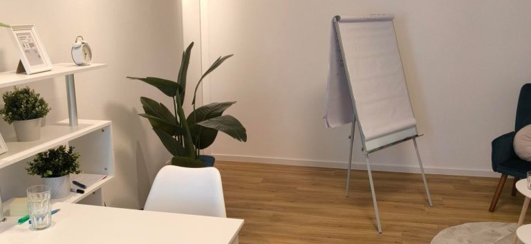 Arbeitsbereich mit Flipchart in den Praxisräumen von Bernardo Sprung